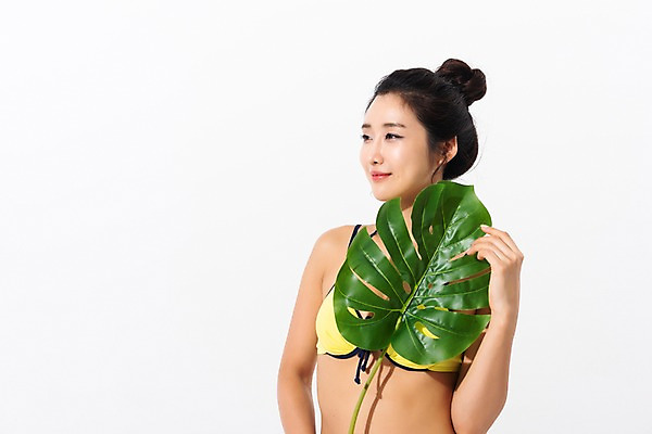 포토 JPG 스튜디오촬영 응시 여자 수영복 나뭇잎 실내 한명 미소 들기 사람 상반신 성인 옆모습 여름 30대 비키니 한국인 성인여자한명만 국내포토 1 시선 옷 계절 뷰포인트 잎 모션 표정 동양인 내부 장년 여자한명만 성인여자만 파일형식