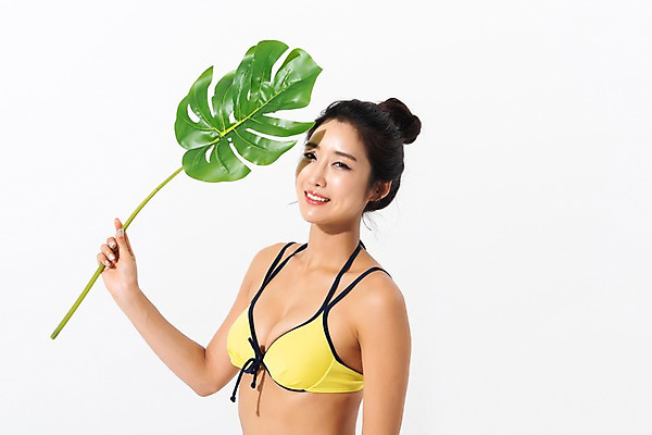 포토 JPG 스튜디오촬영 여자 수영복 나뭇잎 실내 한명 미소 들기 사람 상반신 성인 앞모습 여름 30대 한국인 얼굴가리기 열대잎 성인여자한명만 국내포토 1 옷 계절 뷰포인트 잎 모션 표정 동양인 내부 장년 가림 여자한명만 성인여자만 파일형식