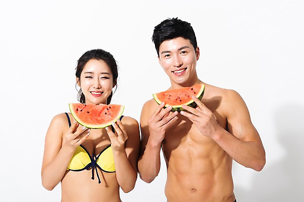포토 JPG 스튜디오촬영 커플 응시 여자 남자 수영복 여름음식 수박 실내 미소 사람 상반신 성인 두명 앞모습 여름 30대 한국인 성인만 제철음식 제철과일 국내포토 시선 옷 계절 음식 뷰포인트 과일 관계 표정 동양인 내부 장년 제철 파일형식 여름_계절