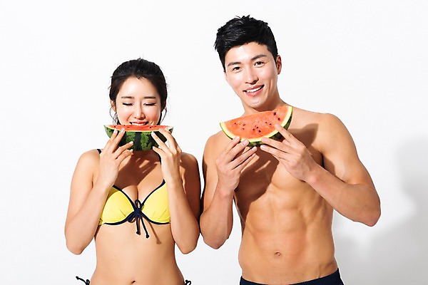 포토 JPG 스튜디오촬영 커플 여자 남자 수영복 여름음식 수박 실내 미소 들기 사람 상반신 성인 두명 앞모습 여름 30대 한국인 먹기 성인만 제철음식 제철과일 국내포토 옷 계절 음식 뷰포인트 과일 관계 모션 표정 동양인 내부 장년 제철 파일형식 여름_계절