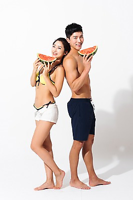 포토 JPG 스튜디오촬영 전신 커플 여자 남자 수영복 여름음식 수박 실내 미소 들기 사람 성인 두명 옆모습 여름 30대 한국인 성인만 제철음식 제철과일 국내포토 옷 계절 음식 뷰포인트 과일 관계 모션 표정 동양인 내부 장년 제철 파일형식 여름_계절