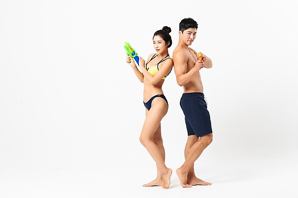 포토 JPG 스튜디오촬영 전신 커플 응시 여자 남자 수영복 실내 미소 성인 두명 옆모습 여름 30대 비키니 한국인 물총 물총놀이 성인만 국내포토 시선 옷 계절 뷰포인트 관계 놀이 표정 사람 동양인 내부 장년 파일형식