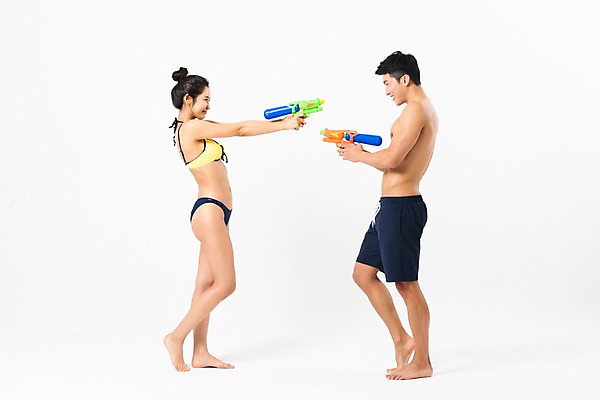 포토 JPG 스튜디오촬영 전신 커플 여자 남자 수영복 실내 사람 성인 두명 옆모습 여름 30대 비키니 마주보기 한국인 즐거움 물총 물총놀이 성인만 국내포토 옷 계절 감정 뷰포인트 관계 모션 놀이 동양인 내부 장년 파일형식