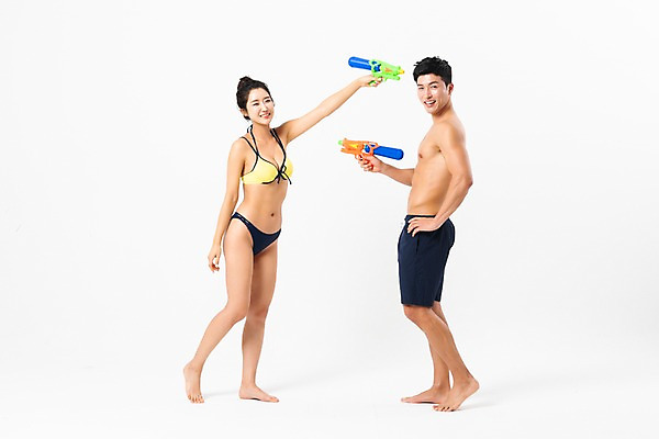 포토 JPG 스튜디오촬영 전신 커플 여자 남자 수영복 허리손 실내 사람 성인 두명 옆모습 여름 30대 비키니 한국인 즐거움 물총 성인만 국내포토 옷 계절 감정 뷰포인트 포즈 관계 동양인 내부 장년 파일형식