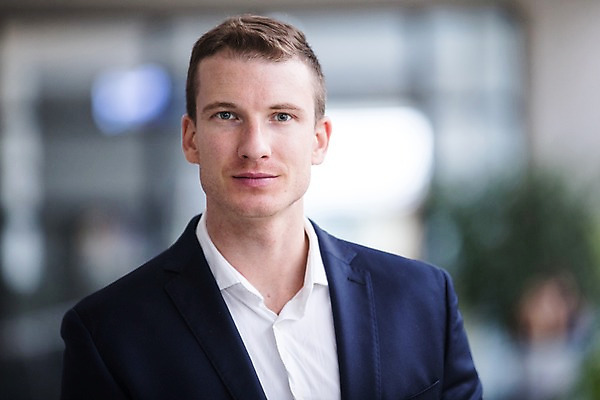 포토 JPG 서양인 응시 남자 비즈니스 실내 한명 사람 정장 근접촬영 빌딩 상반신 성인 앞모습 30대 사무실 성인남자한명만 국내포토 외국인 1 시선 옷 뷰포인트 내부 건물 장년 남자한명만 성인남자만 파일형식