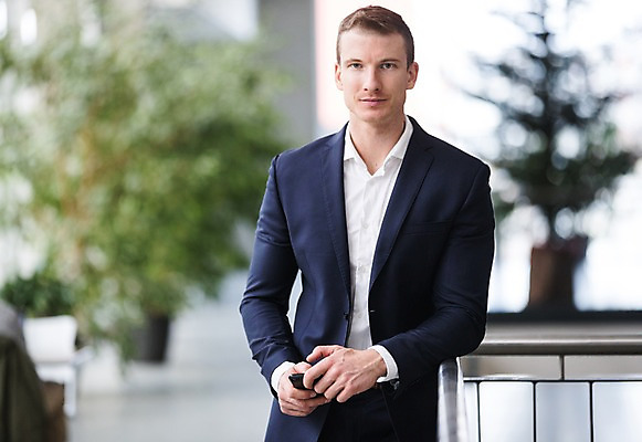 포토 JPG 서양인 응시 남자 비즈니스 난간 실내 한명 서기 들기 사람 정장 빌딩 상반신 성인 앞모습 30대 스마트폰 사무실 기댐 성인남자한명만 국내포토 외국인 1 시선 옷 뷰포인트 모션 내부 건물 장년 핸드폰 스마트기기 남자한명만 성인남자만 파일형식