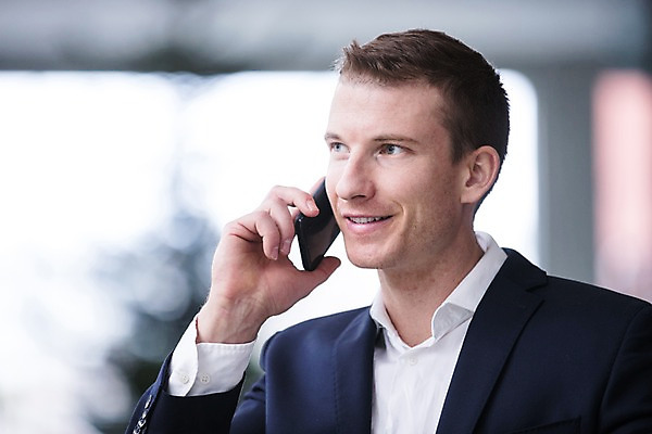 포토 JPG 서양인 응시 남자 비즈니스 창문 실내 한명 미소 사람 정장 빌딩 상반신 성인 앞모습 30대 스마트폰 사무실 통화 성인남자한명만 국내포토 외국인 1 시선 옷 뷰포인트 모션 표정 내부 건물 장년 핸드폰 스마트기기 남자한명만 성인남자만 파일형식