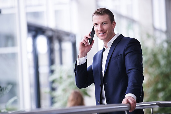 포토 JPG 서양인 응시 남자 비즈니스 창문 난간 실내 한명 서기 미소 사람 빌딩 상반신 성인 앞모습 30대 스마트폰 사무실 잡기 통화 성인남자한명만 국내포토 외국인 1 시선 뷰포인트 모션 표정 내부 건물 장년 핸드폰 스마트기기 남자한명만 성인남자만 파일형식