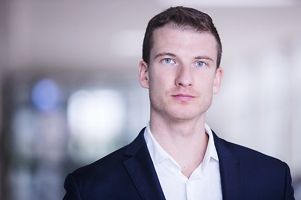 포토 JPG 서양인 응시 남자 비즈니스 실내 한명 서기 사람 근접촬영 빌딩 상반신 성인 앞모습 30대 사무실 성인남자한명만 국내포토 외국인 1 시선 뷰포인트 모션 내부 건물 장년 남자한명만 성인남자만 파일형식