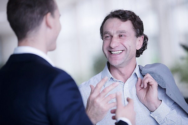 포토 JPG 서양인 남자 40대 중년 비즈니스 실내 대화 미소 사람 손짓 빌딩 상반신 성인 두명 앞모습 뒷모습 30대 사무실 마주보기 남자만 국내포토 외국인 뷰포인트 모션 표정 말하기 내부 건물 장년 파일형식