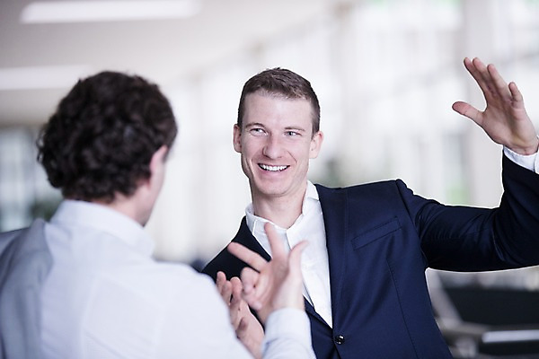 포토 JPG 서양인 남자 40대 중년 비즈니스 창문 실내 대화 미소 사람 정장 손짓 빌딩 상반신 성인 두명 앞모습 뒷모습 30대 사무실 손들기 즐거움 남자만 국내포토 외국인 옷 감정 뷰포인트 모션 표정 말하기 내부 건물 장년 파일형식