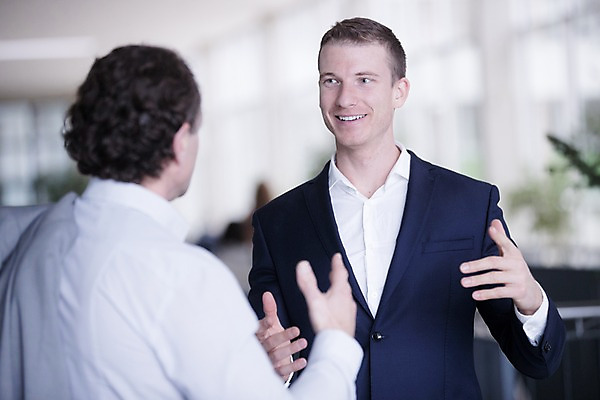 포토 JPG 서양인 남자 40대 중년 비즈니스 창문 실내 대화 서기 미소 사람 정장 손짓 빌딩 상반신 성인 두명 앞모습 뒷모습 30대 사무실 남자만 국내포토 외국인 옷 뷰포인트 모션 표정 말하기 내부 건물 장년 파일형식