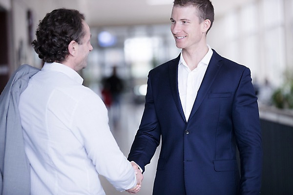 포토 JPG 서양인 남자 40대 중년 비즈니스 창문 악수 실내 대화 서기 미소 사람 정장 빌딩 상반신 성인 두명 옆모습 30대 사무실 마주보기 남자만 국내포토 외국인 옷 뷰포인트 모션 표정 말하기 손짓 내부 건물 장년 파일형식