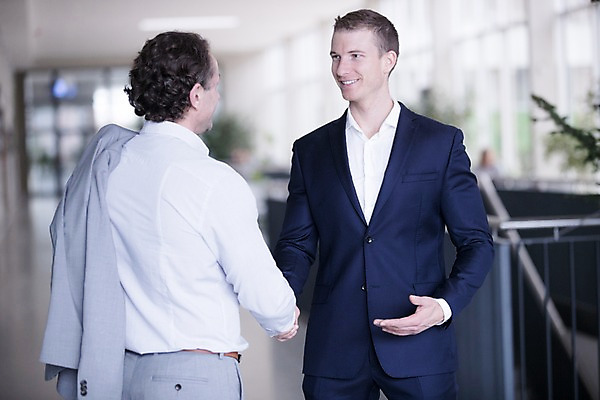 포토 JPG 서양인 남자 40대 중년 비즈니스 창문 악수 실내 미소 사람 정장 빌딩 상반신 성인 두명 앞모습 옆모습 30대 사무실 마주보기 남자만 국내포토 외국인 옷 뷰포인트 모션 표정 손짓 내부 건물 장년 파일형식