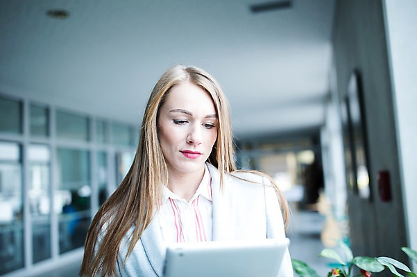 포토 JPG 서양인 응시 여자 비즈니스 창문 실내 한명 사람 빌딩 상반신 20대 성인 앞모습 태블릿 사무실 비즈니스우먼 복도 성인여자한명만 국내포토 외국인 1 시선 뷰포인트 청년 내부 건물 전자제품 스마트기기 직장인 여자한명만 성인여자만 파일형식