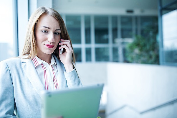 포토 JPG 서양인 응시 여자 비즈니스 창문 실내 한명 사람 빌딩 상반신 20대 성인 앞모습 태블릿 사무실 비즈니스우먼 통화 성인여자한명만 국내포토 외국인 1 시선 뷰포인트 모션 청년 내부 건물 전자제품 스마트기기 직장인 여자한명만 성인여자만 파일형식