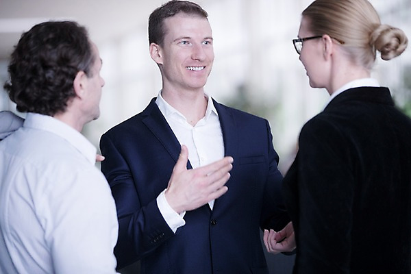 포토 JPG 서양인 응시 여자 남자 40대 중년 비즈니스 실내 대화 미소 사람 빌딩 상반신 성인 앞모습 뒷모습 세명 30대 사무실 마주보기 성인만 국내포토 외국인 시선 뷰포인트 모션 표정 말하기 내부 건물 장년 파일형식