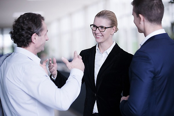 포토 JPG 서양인 여자 남자 40대 중년 비즈니스 창문 실내 대화 서기 미소 사람 빌딩 상반신 성인 앞모습 옆모습 뒷모습 세명 30대 사무실 성인만 국내포토 외국인 뷰포인트 모션 표정 말하기 내부 건물 장년 파일형식