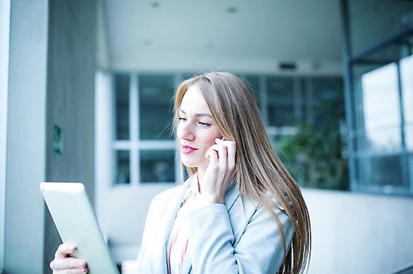 포토 JPG 서양인 응시 여자 비즈니스 창문 실내 한명 서기 들기 사람 빌딩 상반신 20대 성인 옆모습 스마트폰 태블릿 사무실 비즈니스우먼 통화 성인여자한명만 국내포토 외국인 1 시선 뷰포인트 모션 청년 내부 건물 전자제품 핸드폰 스마트기기 직장인 여자한명만 성인여자만 파일형식