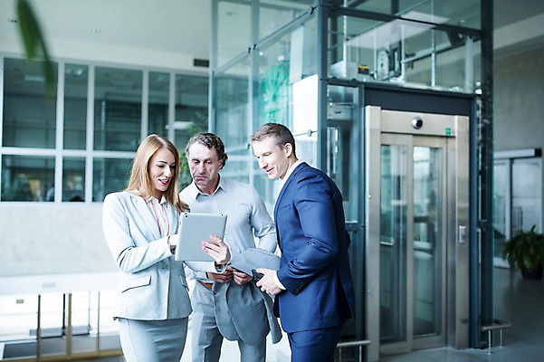 포토 JPG 서양인 응시 여자 남자 40대 중년 비즈니스 창문 실내 미소 들기 사람 빌딩 상반신 20대 성인 앞모습 옆모습 세명 30대 태블릿 사무실 엘리베이터 성인만 국내포토 외국인 시선 뷰포인트 모션 표정 청년 내부 건물 장년 전자제품 스마트기기 파일형식