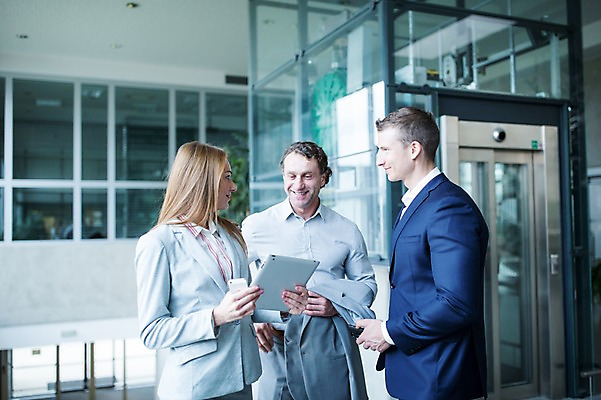 포토 JPG 서양인 응시 여자 남자 40대 중년 비즈니스 창문 실내 서기 미소 들기 사람 빌딩 상반신 20대 성인 앞모습 옆모습 세명 30대 태블릿 사무실 엘리베이터 성인만 국내포토 외국인 시선 뷰포인트 모션 표정 청년 내부 건물 장년 전자제품 스마트기기 파일형식