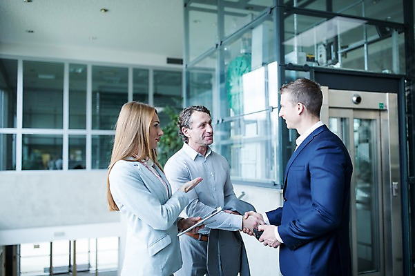 포토 JPG 서양인 여자 남자 40대 중년 비즈니스 창문 악수 안내 실내 설명 서기 미소 들기 사람 정장 빌딩 상반신 20대 성인 옆모습 세명 30대 태블릿 사무실 인사 엘리베이터 성인만 국내포토 외국인 옷 뷰포인트 모션 표정 손짓 청년 내부 건물 장년 전자제품 스마트기기 예절 파일형식