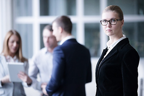 포토 JPG 서양인 응시 여자 남자 40대 중년 비즈니스 창문 실내 대화 서기 사람 정장 빌딩 여러명 상반신 20대 성인 앞모습 옆모습 뒷모습 아웃포커스 30대 태블릿 사무실 리더 성인만 안경낌 팀장 국내포토 외국인 시선 옷 안경 뷰포인트 다수 모션 촬영기법 말하기 청년 내부 건물 장년 전자제품 스마트기기 파일형식