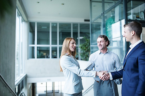 포토 JPG 서양인 응시 여자 남자 40대 중년 비즈니스 창문 악수 실내 미소 들기 사람 빌딩 상반신 20대 성인 앞모습 옆모습 세명 30대 태블릿 사무실 마주보기 인사 성인만 국내포토 외국인 시선 뷰포인트 모션 표정 손짓 청년 내부 건물 장년 전자제품 스마트기기 예절 파일형식