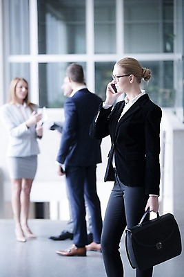 포토 JPG 전신 서양인 응시 여자 남자 40대 중년 가방 비즈니스 창문 실내 서기 미소 들기 사람 빌딩 여러명 상반신 20대 성인 옆모습 30대 사무실 통화 성인만 국내포토 외국인 시선 잡화 뷰포인트 다수 모션 표정 청년 내부 건물 장년 파일형식