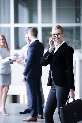 포토 JPG 전신 서양인 응시 여자 남자 40대 중년 가방 비즈니스 창문 실내 대화 서기 미소 들기 사람 빌딩 여러명 상반신 20대 성인 옆모습 30대 사무실 공책 통화 성인만 국내포토 외국인 시선 잡화 뷰포인트 다수 모션 문구용품 표정 말하기 청년 내부 건물 장년 파일형식