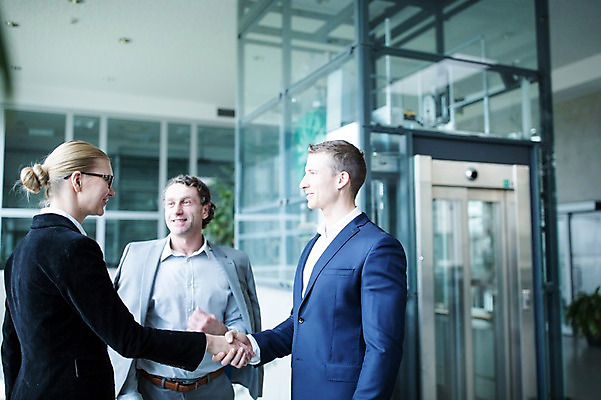 포토 JPG 서양인 응시 여자 남자 40대 중년 비즈니스 창문 악수 실내 서기 미소 사람 빌딩 상반신 성인 앞모습 옆모습 세명 30대 사무실 마주보기 엘리베이터 성인만 국내포토 외국인 시선 뷰포인트 모션 표정 손짓 내부 건물 장년 파일형식