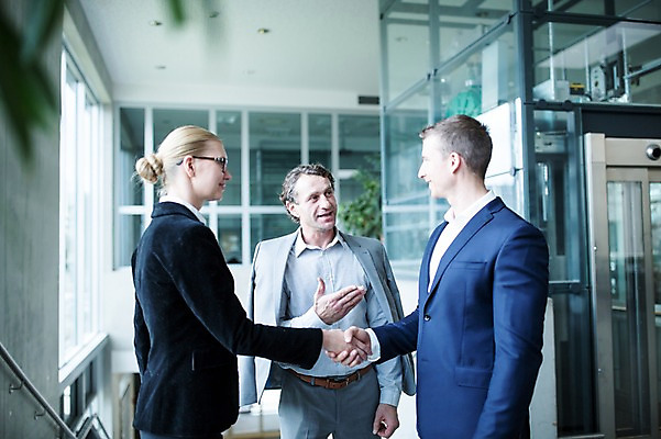 포토 JPG 서양인 여자 남자 40대 중년 비즈니스 창문 악수 안내 실내 설명 서기 미소 사람 정장 빌딩 상반신 성인 앞모습 옆모습 세명 30대 사무실 인사 엘리베이터 성인만 국내포토 외국인 옷 뷰포인트 모션 표정 손짓 내부 건물 장년 예절 파일형식