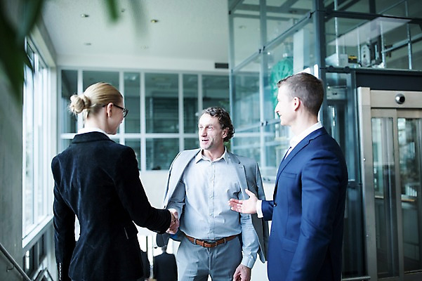 포토 JPG 서양인 여자 남자 40대 중년 비즈니스 창문 악수 실내 미소 사람 빌딩 상반신 성인 앞모습 옆모습 뒷모습 세명 30대 사무실 마주보기 인사 엘리베이터 성인만 국내포토 외국인 뷰포인트 모션 표정 손짓 내부 건물 장년 예절 파일형식