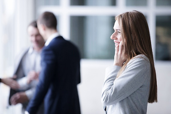 포토 JPG 서양인 여자 남자 40대 중년 비즈니스 창문 실내 서기 미소 사람 빌딩 상반신 20대 성인 앞모습 옆모습 세명 30대 스마트폰 사무실 통화 국내포토 외국인 뷰포인트 모션 표정 청년 내부 건물 장년 핸드폰 스마트기기 파일형식