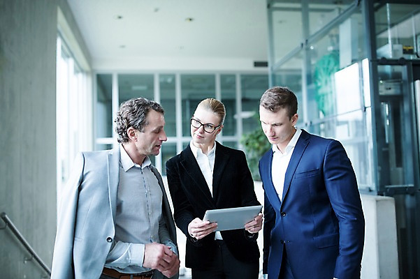 포토 JPG 서양인 응시 여자 남자 40대 중년 비즈니스 창문 실내 서기 들기 사람 빌딩 상반신 성인 앞모습 세명 30대 태블릿 사무실 엘리베이터 성인만 국내포토 외국인 시선 뷰포인트 모션 내부 건물 장년 전자제품 스마트기기 파일형식