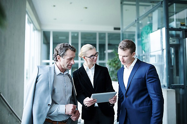 포토 JPG 서양인 응시 여자 남자 40대 중년 비즈니스 창문 실내 서기 사람 빌딩 상반신 성인 앞모습 세명 30대 태블릿 사무실 엘리베이터 성인만 국내포토 외국인 시선 뷰포인트 모션 내부 건물 장년 전자제품 스마트기기 파일형식