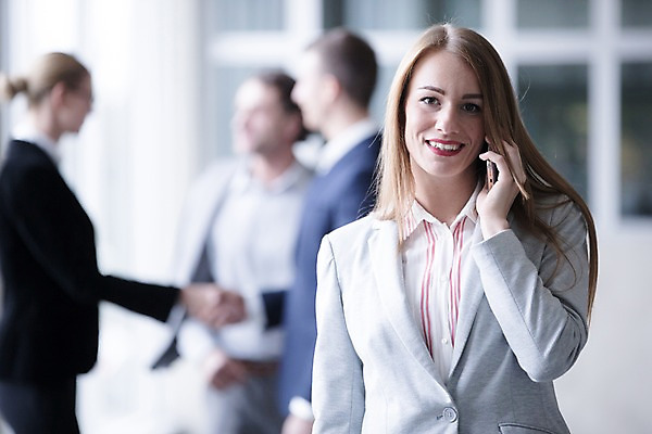 포토 JPG 서양인 응시 여자 남자 40대 중년 비즈니스 악수 실내 대화 미소 사람 빌딩 여러명 상반신 20대 성인 앞모습 옆모습 아웃포커스 30대 사무실 통화 성인만 국내포토 외국인 시선 뷰포인트 다수 모션 촬영기법 표정 말하기 손짓 청년 내부 건물 장년 파일형식