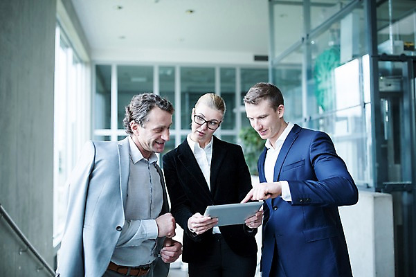 포토 JPG 서양인 응시 여자 남자 40대 중년 비즈니스 창문 실내 미소 사람 빌딩 상반신 성인 앞모습 세명 30대 태블릿 사무실 가리킴 엘리베이터 성인만 국내포토 외국인 시선 뷰포인트 표정 손짓 내부 건물 장년 전자제품 스마트기기 파일형식