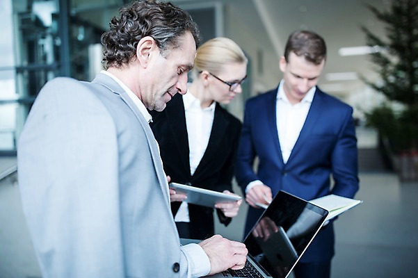 포토 JPG 서양인 응시 여자 남자 40대 중년 비즈니스 실내 서기 들기 사람 빌딩 상반신 성인 앞모습 옆모습 세명 30대 노트북 태블릿 사무실 공책 성인만 국내포토 외국인 시선 뷰포인트 모션 문구용품 내부 건물 장년 전자제품 스마트기기 파일형식