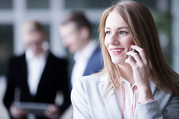 포토 JPG 서양인 응시 여자 남자 40대 중년 비즈니스 실내 미소 사람 빌딩 상반신 20대 성인 앞모습 옆모습 아웃포커스 세명 30대 스마트폰 사무실 통화 국내포토 외국인 시선 뷰포인트 모션 촬영기법 표정 청년 내부 건물 장년 핸드폰 스마트기기 파일형식