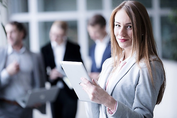 포토 JPG 서양인 응시 여자 남자 40대 중년 비즈니스 창문 실내 미소 들기 사람 빌딩 여러명 상반신 20대 성인 앞모습 옆모습 아웃포커스 30대 노트북 태블릿 사무실 리더 성인만 팀장 국내포토 외국인 시선 뷰포인트 다수 모션 촬영기법 표정 청년 내부 건물 장년 전자제품 스마트기기 파일형식