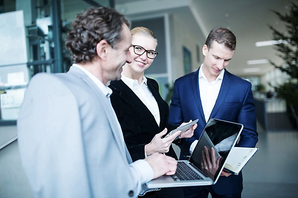 포토 JPG 서양인 응시 여자 남자 40대 중년 비즈니스 실내 서기 미소 들기 사람 빌딩 상반신 성인 앞모습 옆모습 세명 30대 노트북 태블릿 사무실 공책 엘리베이터 형광등 성인만 국내포토 외국인 시선 뷰포인트 모션 문구용품 전등 표정 내부 건물 장년 전자제품 스마트기기 파일형식