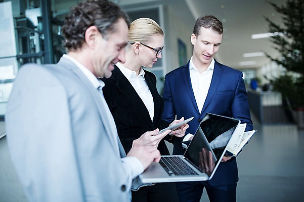 포토 JPG 서양인 응시 여자 남자 40대 중년 비즈니스 실내 서기 미소 들기 사람 빌딩 상반신 성인 앞모습 옆모습 세명 30대 노트북 태블릿 사무실 공책 복도 엘리베이터 형광등 성인만 국내포토 외국인 시선 뷰포인트 모션 문구용품 전등 표정 내부 건물 장년 전자제품 스마트기기 파일형식