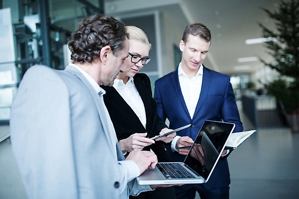 포토 JPG 서양인 응시 여자 남자 40대 중년 비즈니스 실내 서기 들기 사람 빌딩 상반신 성인 앞모습 옆모습 세명 30대 노트북 태블릿 사무실 공책 복도 형광등 성인만 국내포토 외국인 시선 뷰포인트 모션 문구용품 전등 내부 건물 장년 전자제품 스마트기기 파일형식