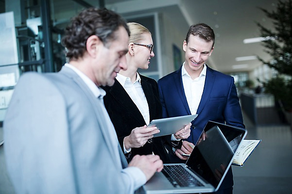 포토 JPG 서양인 응시 여자 남자 40대 중년 비즈니스 실내 서기 미소 사람 빌딩 상반신 성인 앞모습 옆모습 세명 30대 노트북 태블릿 사무실 공책 형광등 성인만 국내포토 외국인 시선 뷰포인트 모션 문구용품 전등 표정 내부 건물 장년 전자제품 스마트기기 파일형식