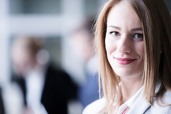 포토 JPG 서양인 응시 여자 남자 얼굴 비즈니스 실내 서기 미소 사람 빌딩 상반신 20대 성인 앞모습 옆모습 아웃포커스 세명 30대 사무실 국내포토 외국인 시선 뷰포인트 모션 촬영기법 표정 청년 내부 건물 신체부위 장년 파일형식