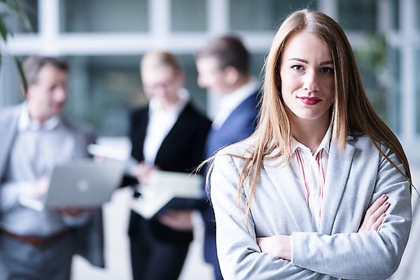 포토 JPG 서양인 응시 여자 남자 40대 중년 비즈니스 창문 실내 서기 들기 사람 빌딩 여러명 상반신 20대 성인 앞모습 옆모습 아웃포커스 30대 노트북 태블릿 사무실 팔짱 공책 리더 성인만 팀장 국내포토 외국인 시선 뷰포인트 다수 모션 문구용품 촬영기법 청년 내부 건물 장년 전자제품 스마트기기 파일형식