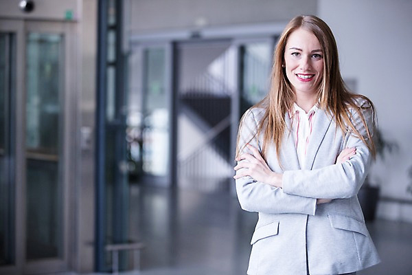 포토 JPG 서양인 응시 여자 비즈니스 실내 한명 서기 미소 사람 정장 빌딩 상반신 20대 성인 앞모습 사무실 팔짱 비즈니스우먼 엘리베이터 성인여자한명만 국내포토 외국인 1 시선 옷 뷰포인트 모션 표정 청년 내부 건물 직장인 여자한명만 성인여자만 파일형식