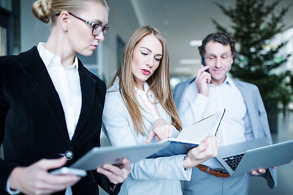 포토 JPG 서양인 응시 여자 남자 40대 중년 비즈니스 실내 서기 들기 사람 빌딩 상반신 20대 성인 앞모습 옆모습 세명 30대 노트북 스마트폰 태블릿 사무실 공책 가리킴 통화 성인만 국내포토 외국인 시선 뷰포인트 모션 문구용품 손짓 청년 내부 건물 장년 전자제품 핸드폰 스마트기기 파일형식