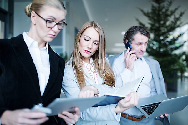 포토 JPG 서양인 응시 여자 남자 40대 중년 비즈니스 실내 서기 들기 사람 빌딩 상반신 20대 성인 앞모습 세명 30대 노트북 스마트폰 태블릿 사무실 공책 통화 성인만 국내포토 외국인 시선 뷰포인트 모션 문구용품 청년 내부 건물 장년 전자제품 핸드폰 스마트기기 파일형식